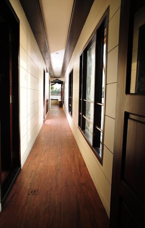 Hotel Vaishnav Tours Alappuzha Habitación foto
